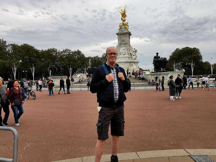 VASCO DA GAMA: Axel vor dem Victoria Denkmal am Buckingham Palace in London