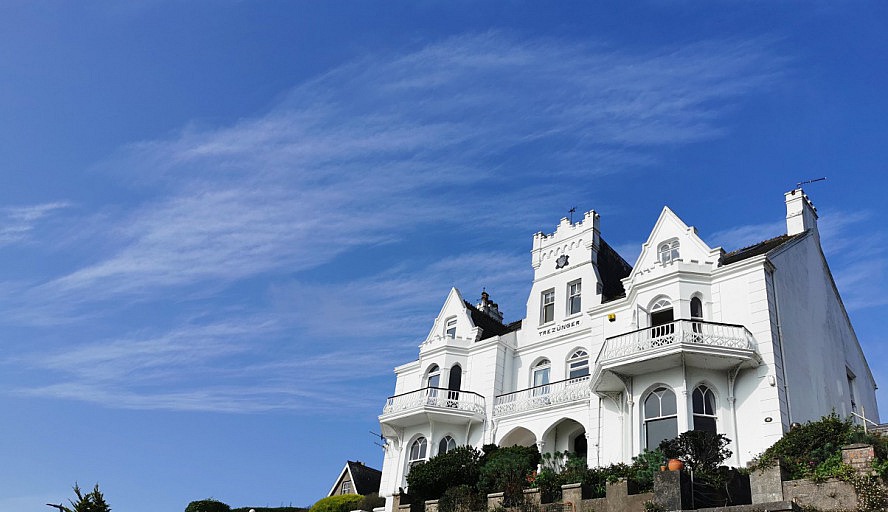 VASCO DA GAMA: Blauer Himmel, hübsche Villa in Fowey in Cornwall