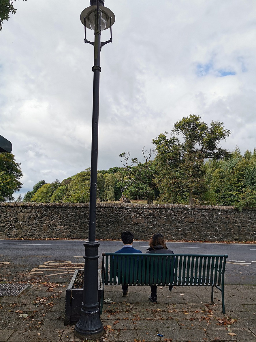 VASCO DA GAMA: das junge Paar wartet auf den nächsten Bus in der Nähe vom Wallace Monument