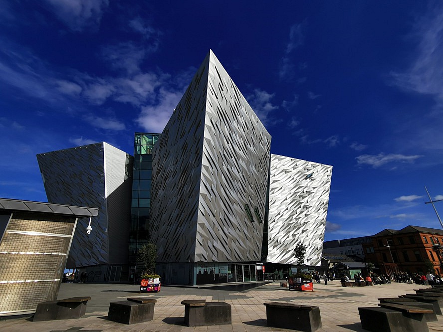 VASCO DA GAMA: das Titanic Belfast Museum, welches an die berühmte Schiffskatastrophe erinnert
