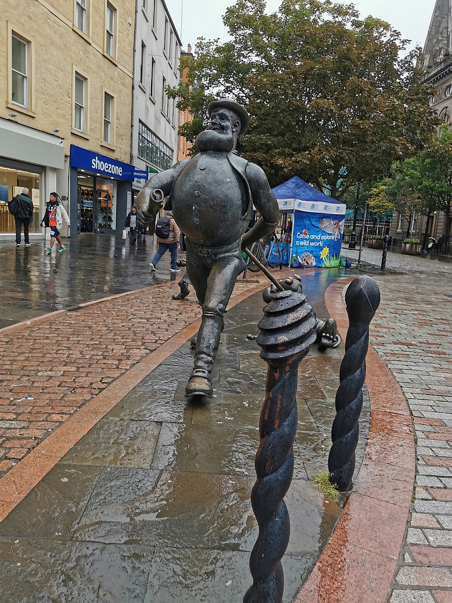 VASCO DA GAMA: Desperate Dan - Comicfiguren und ihre dundeer Geschichte werden mit Statuen in Dundee geehrt