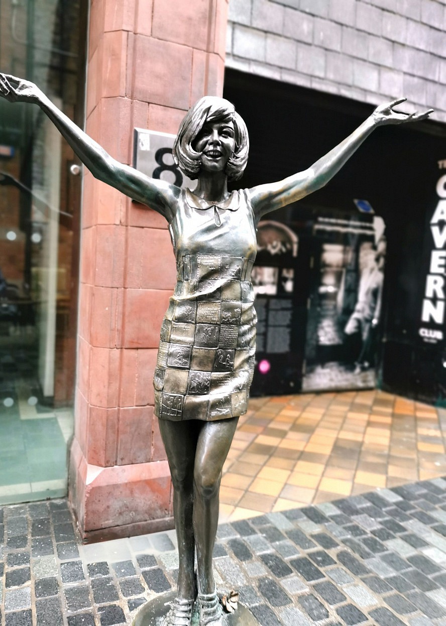 VASCO DA GAMA: Die relativ neue Cilla Black Statue vor dem Cavern Club in Liverpool