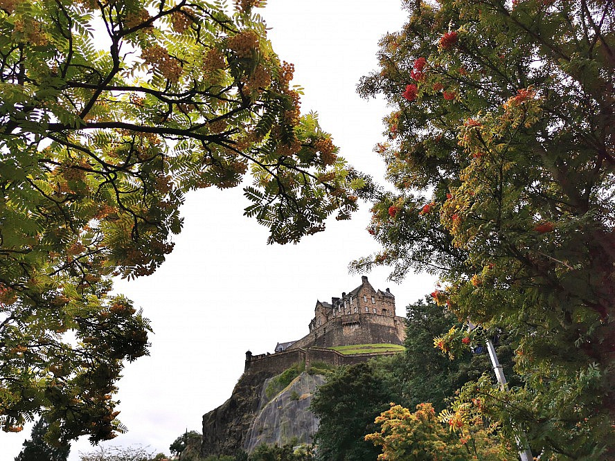 VASCO DA GAMA: Edinburgh Castle ist das Wahrzeichen Edinburghs und prägt mit ihrer imposanten Lage auf dem Castle Rock, dem Krater eines erloschen Vulkans, das Bild der Stadt