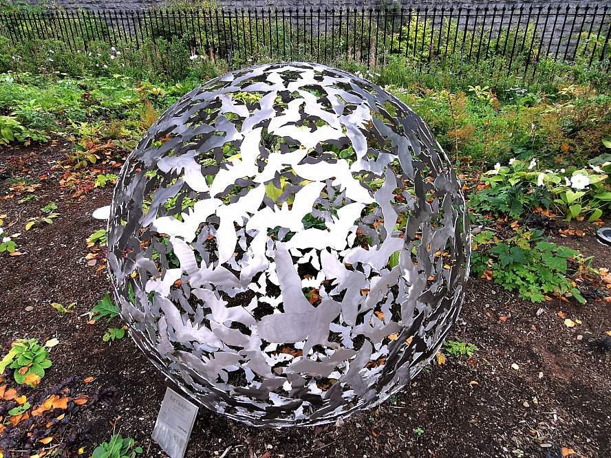 VASCO DA GAMA: Fledermäuse und Eule-Skulptur im Union Terrace Park in Aberdeen