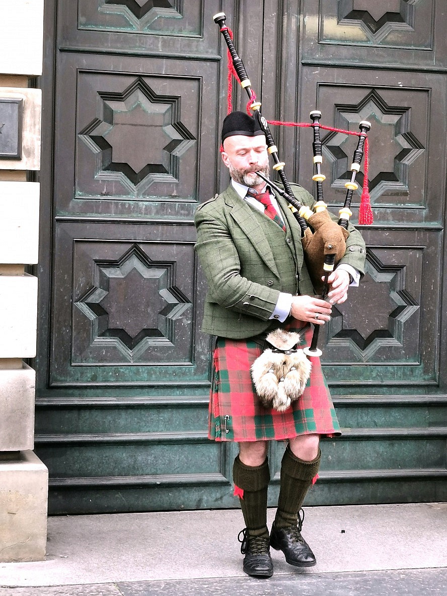 VASCO DA GAMA: original schottischer Piper am Justizpalast von Edinburgh