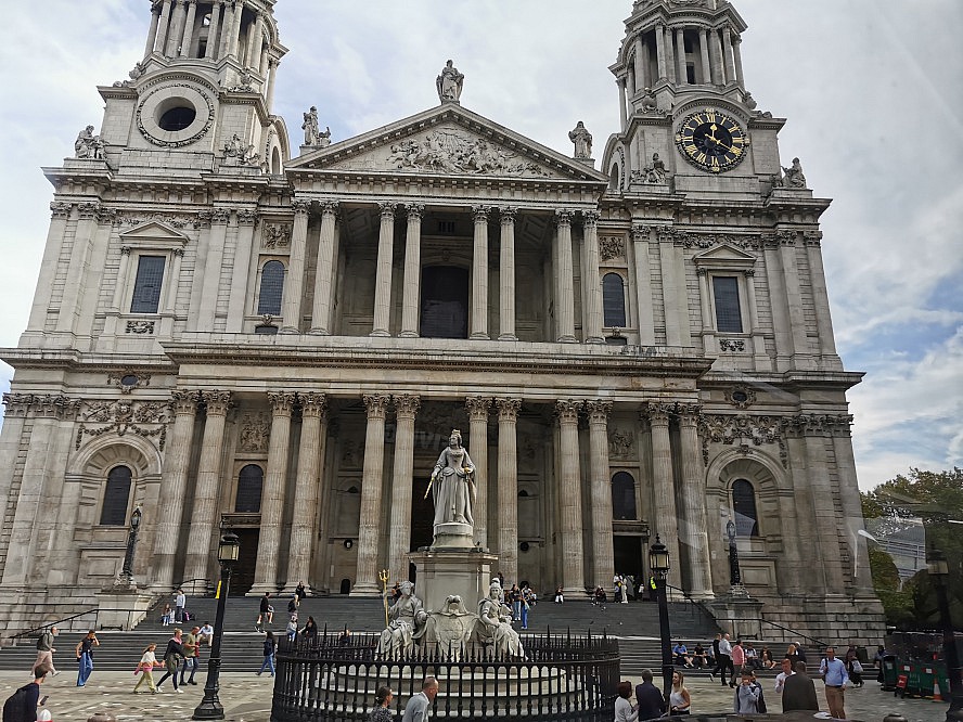 VASCO DA GAMA: Queen Victoria vor der St. Paul's Cathedral, in London