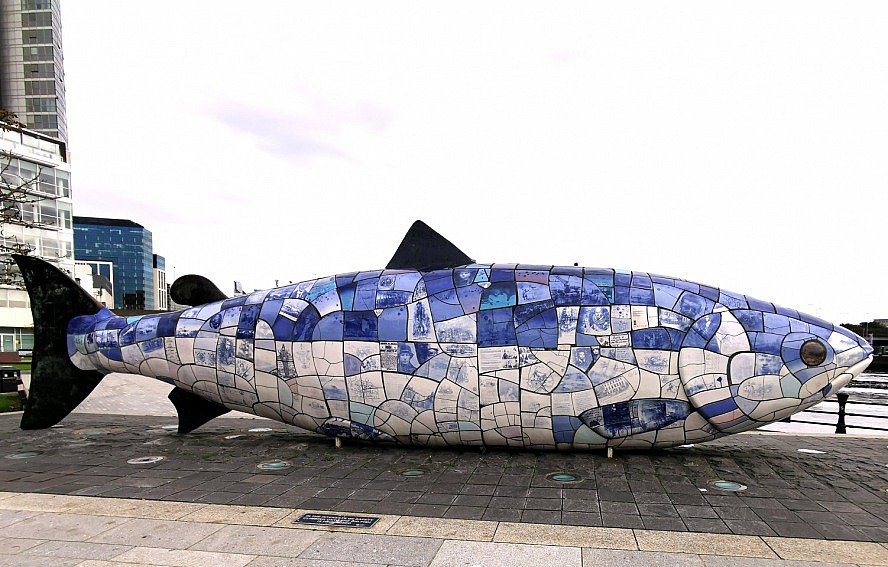 VASCO DA GAMA: The Big Fish - Bigfish ist eine bedruckende Keramikmosaikskulptur von John Kindness. Die 10 Meter lange Statue wurde 1999 erbaut und am Donegall Quay in Belfast, Nordirland, in der Nähe des Lagan Lookout und Custom House aufgestellt