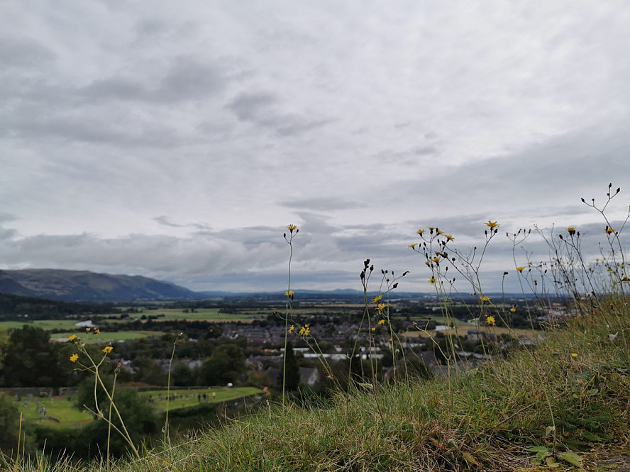 VASCO DA GAMA: Weiter Blick vom Schlossberg (Castle Hill) in Stirling, einem steil aufragenden Hügel vulkanischen Ursprungs