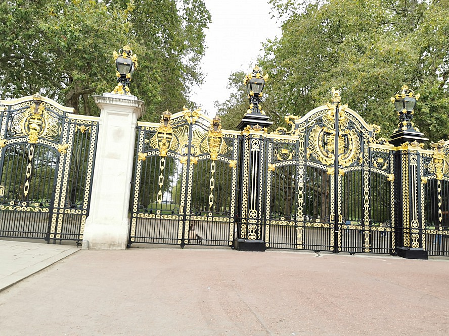 VASCO DA GAMA: Zauberhafte Tore am Buckingham Palace in London
