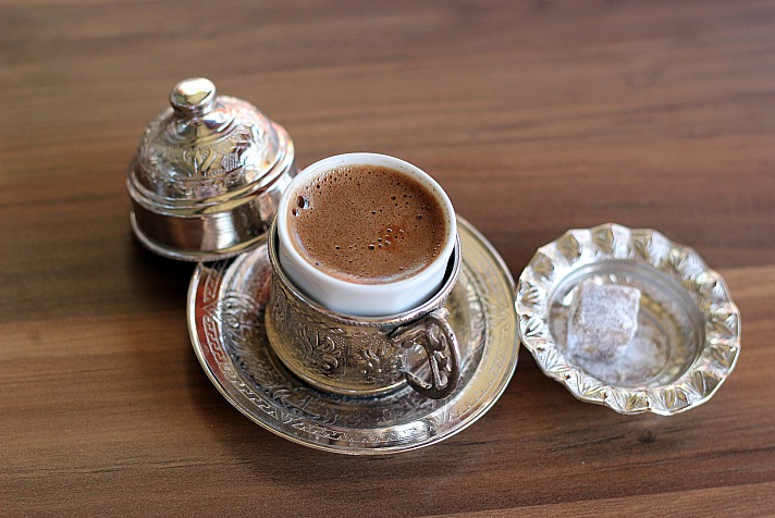 Wie bereitet man mit einer türkischen Kaffeemaschine den perfekten türkischen Kaffee zu?