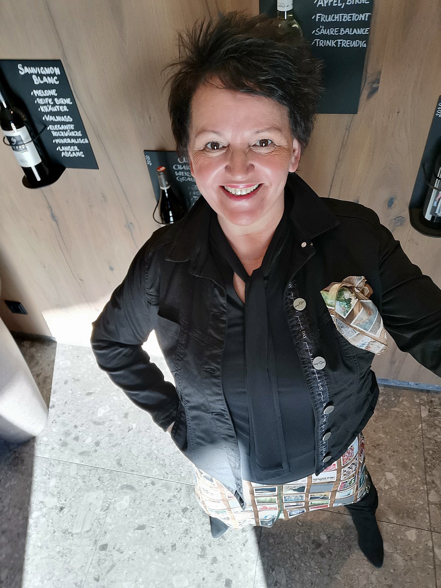 Gut Sonnberghof: Annette Maria bestaunt die wunderbar dekorativ inszenierten Weine
