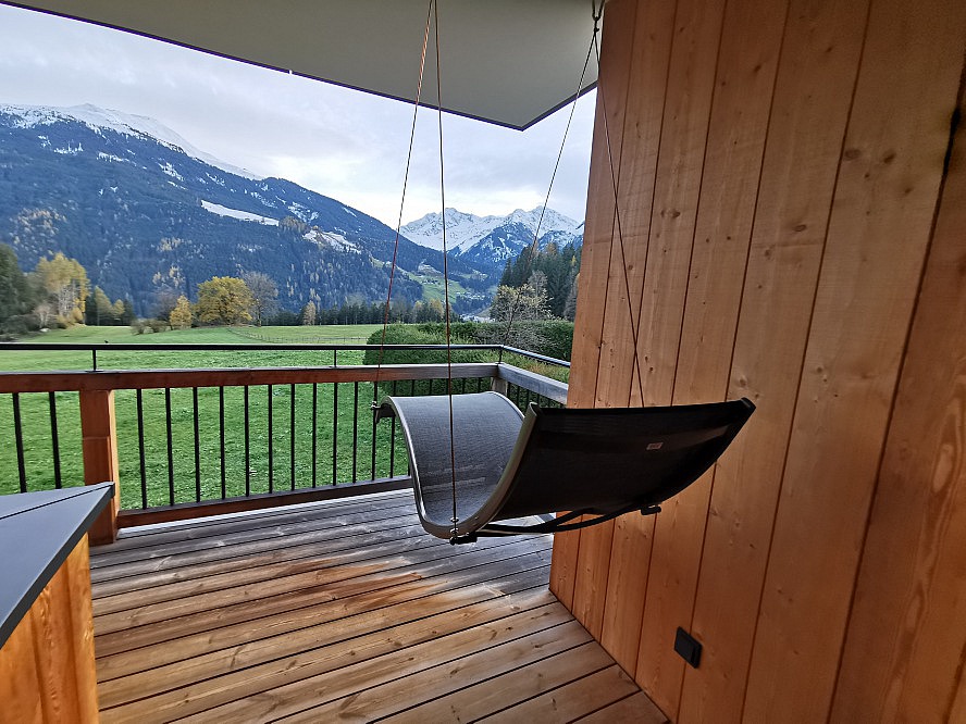 Gut Sonnberghof: der Ausblick vom Balkon auf die umliegende Berglandschaft ist atemberaubend schön