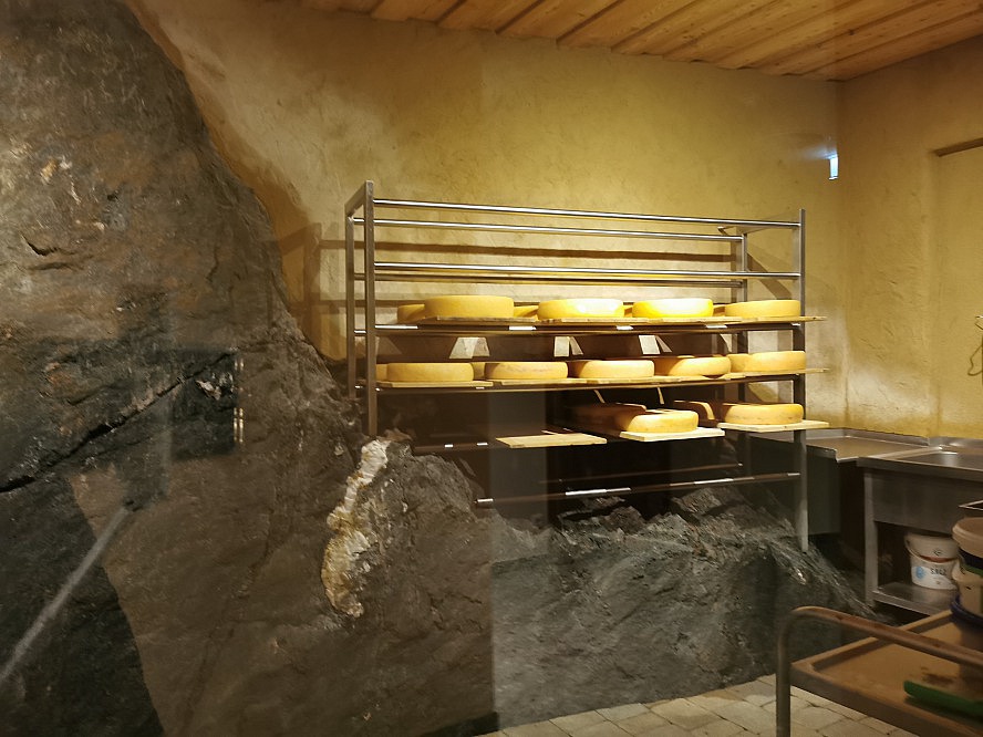 Gut Sonnberghof: Eigene Käseherstellung im Felsenkeller unter dem Hotel