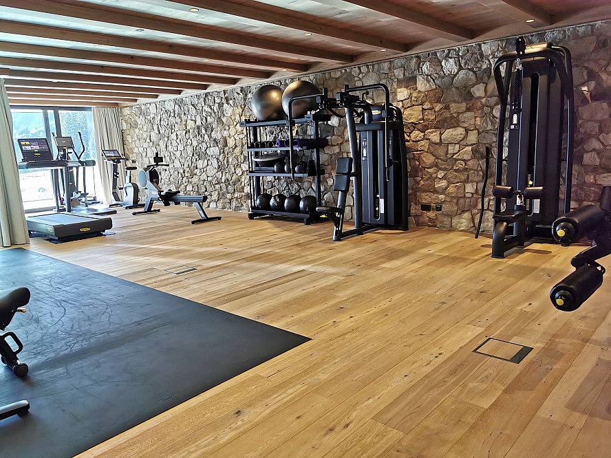 Gut Sonnberghof: Fitnessraum mit hochwertigen Fitnessgeräten