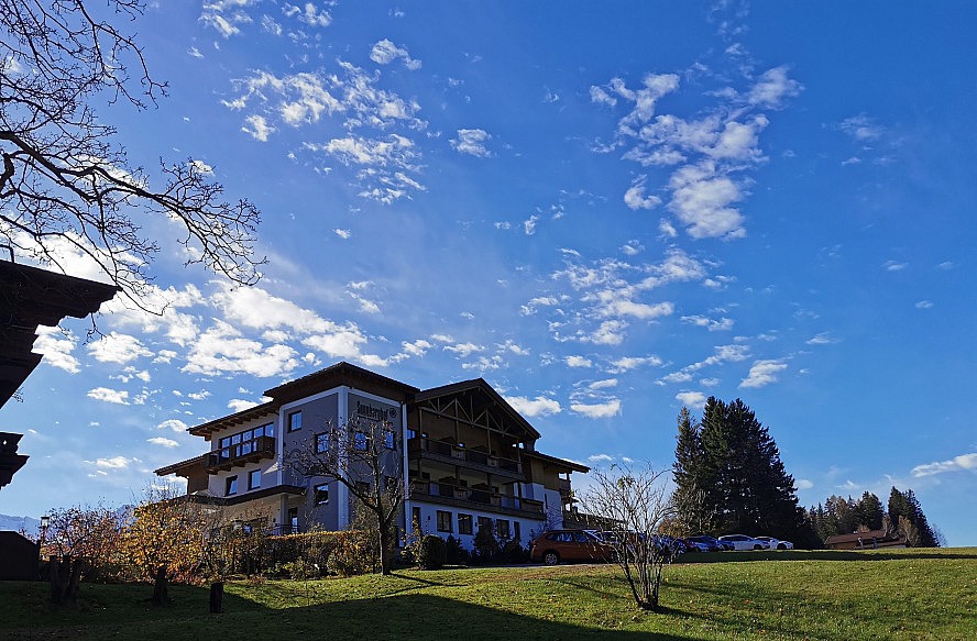 Gut Sonnberghof: Strahlend blauer Sonnenhimmel im November