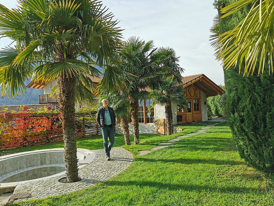 Hotel Kassian: Axel wandelt zwischen Zypressen und Palmen