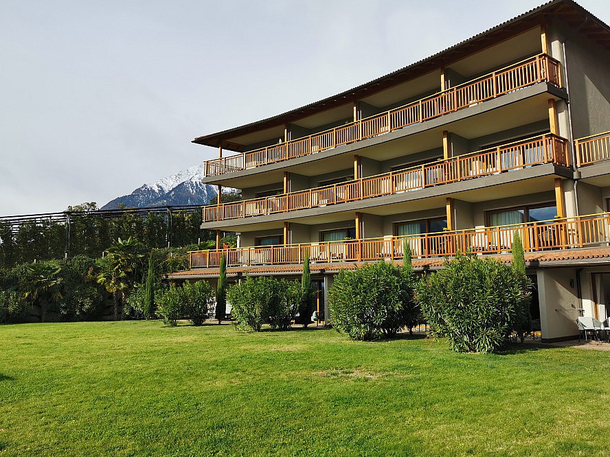 Hotel Kassian: Blick vom Garten auf das Hotel