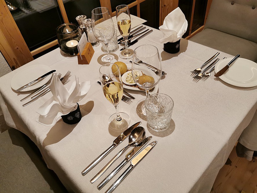 Hotel Kassian: elegant eingedeckter Tisch