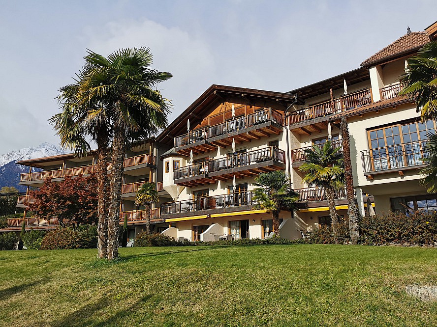 Hotel Kassian: Hier in Algund gedeihen die Palmen auch vor den verschneiten Bergen