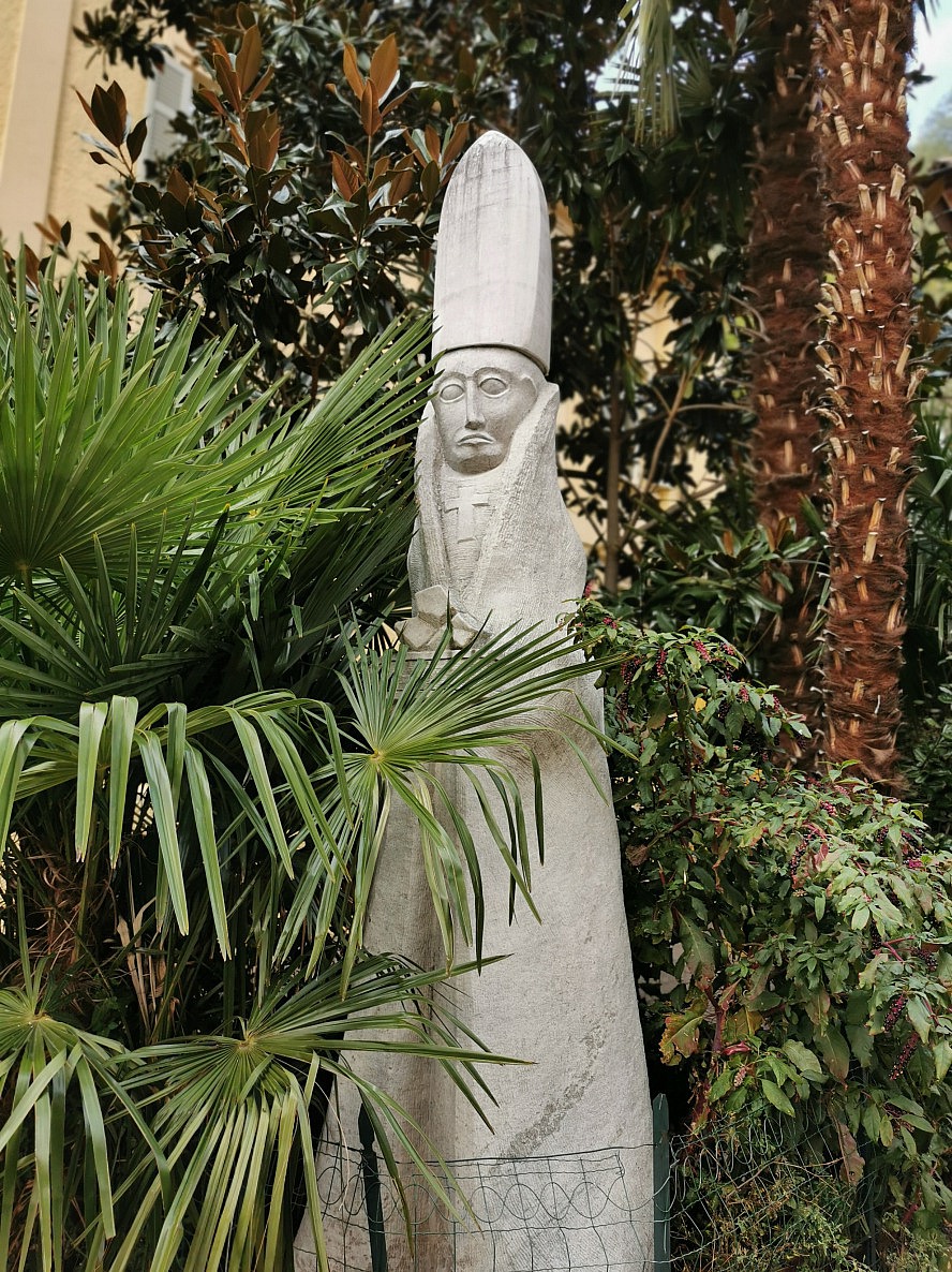 Hotel Kassian: Statue an der St. Nikolauskirche in Meran