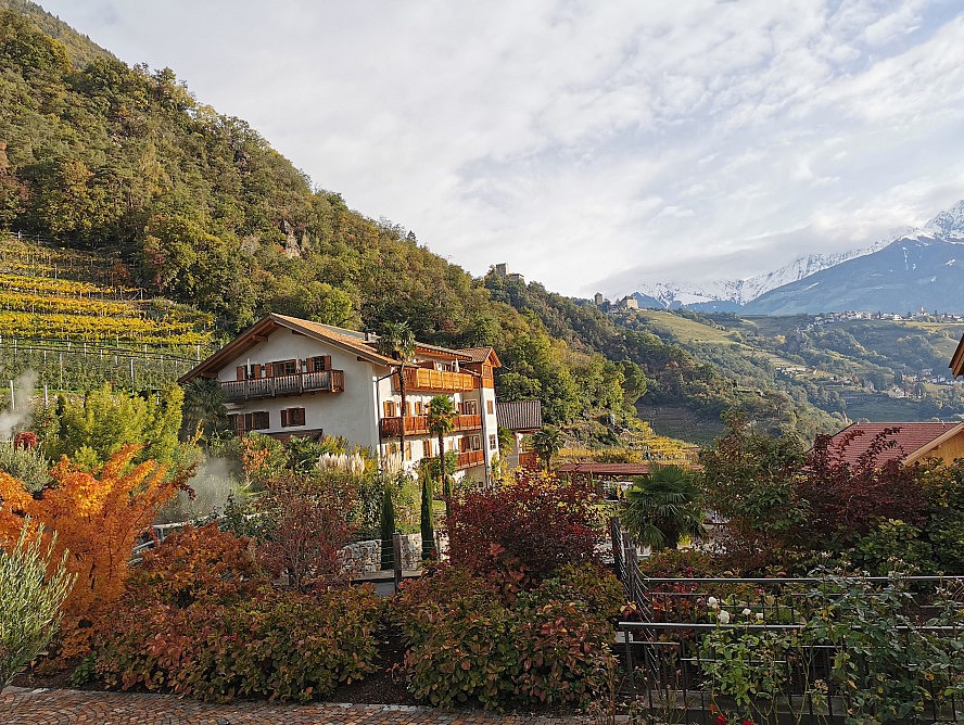 Hotel Kassian: von der Hotelterrasse aus kann man auch schon gut Dorf-Tirol auf dem nächsten Hügel erkennen