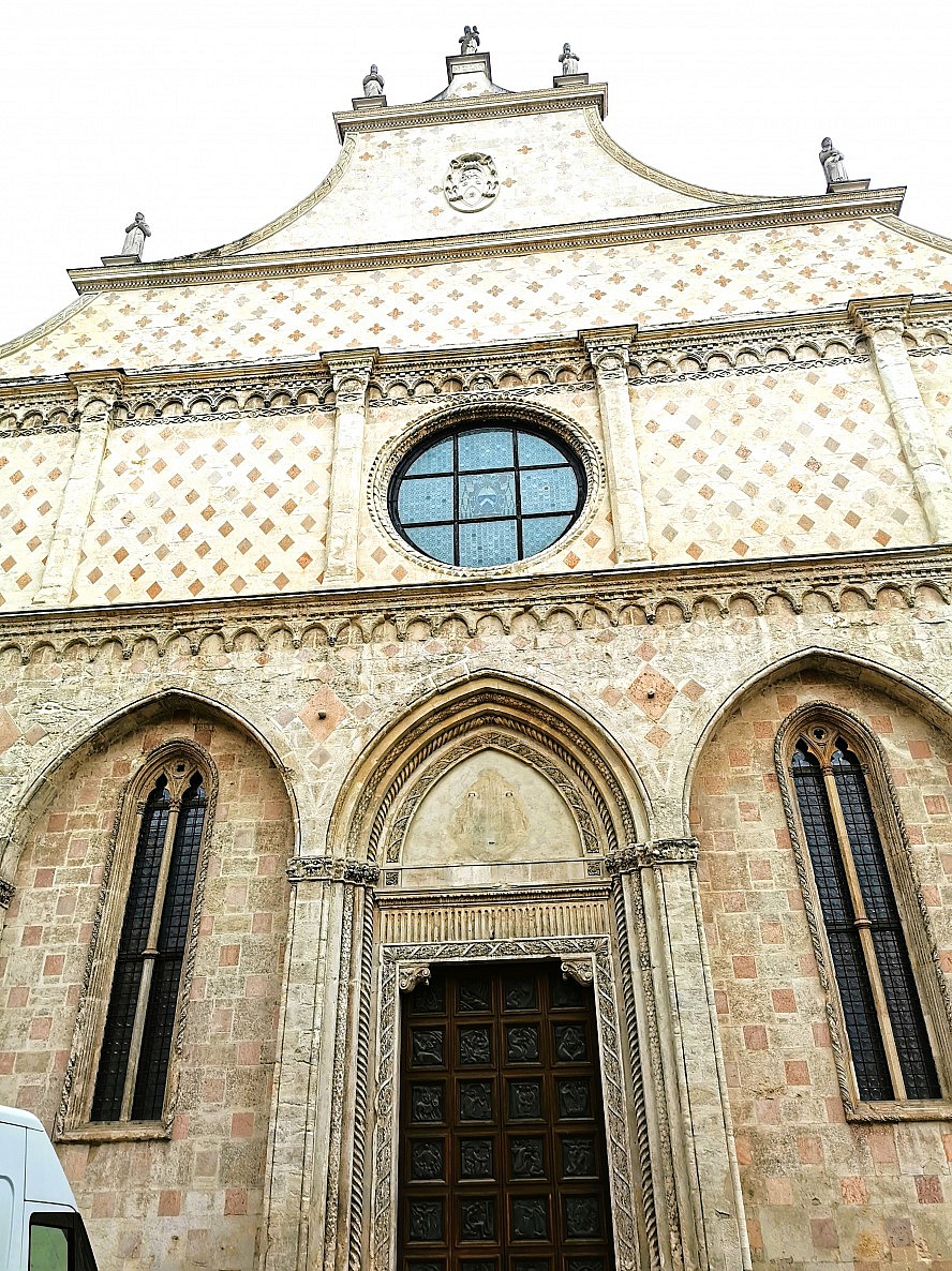 Ariston Molino Abano: Die katholische Kathedrale von Vicenza (Kirche von Santa Maria Annunciata), erbaut früh im 11. Jahrhundert und wiederhergestellt im 13., im 16., im 19. und nach der Zerstörung im Zweiten Weltkrieg, besitzt einige Malereien und Skulpturen, fast alle durch Vicentine-Künstler; die Haube und die Nordseitentür wurden von Andrea Palladio entworfen.