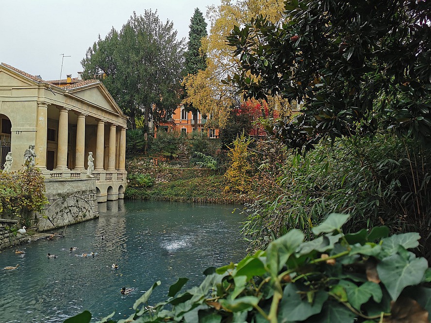 Ariston Molino Abano: Die Loggia Valmarana in den Salvi-Gärten, auch Valmarana Salvi-Gärten genannt, wurde wahrscheinlich 1591 von einem Schüler von Andrea Palladio nach dem Willen von Gian Luigi Valmarana selbst erbaut, der wollte, dass dieser Ort ein Treffpunkt zwischen Intellektuellen und Akademikern wird.