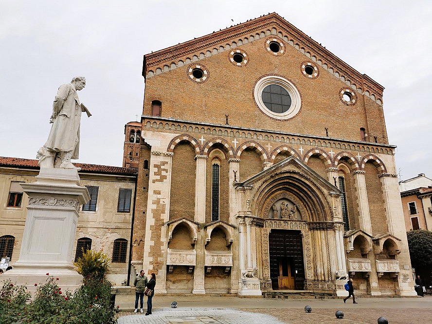 Ariston Molino Abano: San Lorenzo - Katholische Kirche in Vicenza. Um 1280 von den Franziskaner-Minoritenbrüdern errichtet, stellt ein schönes Beispiel für die Zisterziensergotik dar.