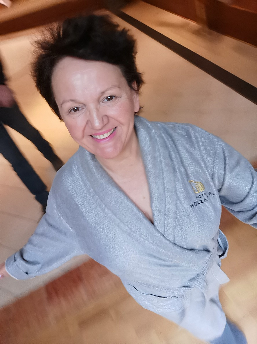 Hotel Holzapfel: Annette Maria freut sich im schicken Bademantel auf den entspannten Feierabend