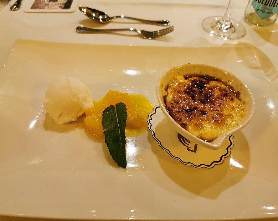 Hotel Holzapfel: Crème Brûlée, Orangen und Zitroneneis - mit einem feinen Blatt Minze. Köstlich!!