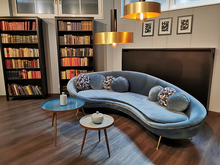 Hotel Holzapfel: die Bibliothek des Hotels mit gemütlicher Couch