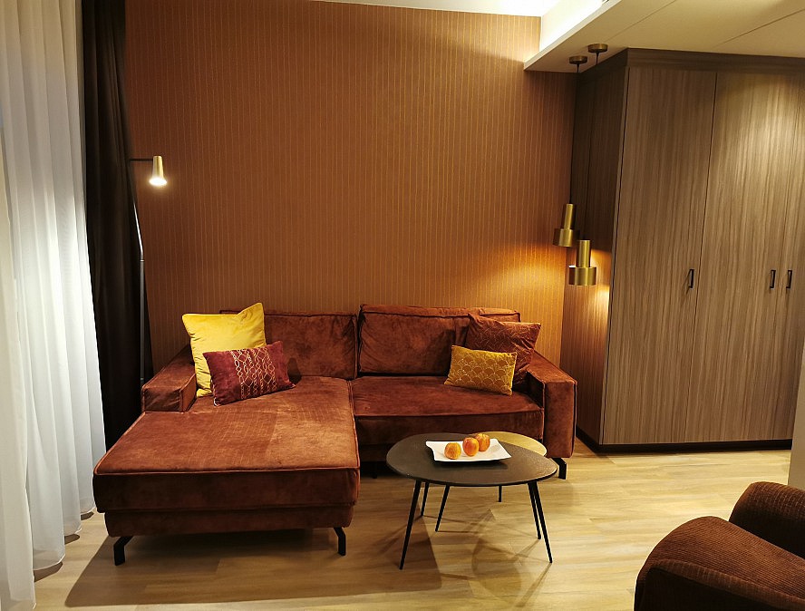Hotel Holzapfel: die Suite bietet viel Platz und ist mit schicken und hochwertigen Möbeln ausgestattet
