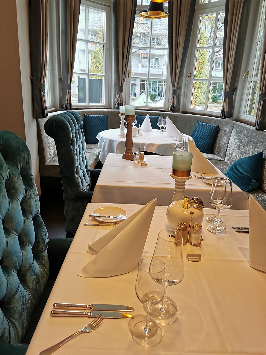 Hotel Holzapfel: diese sehr hübsche Sitzecke wurde bereits für das Dinner elegant eingedeckt