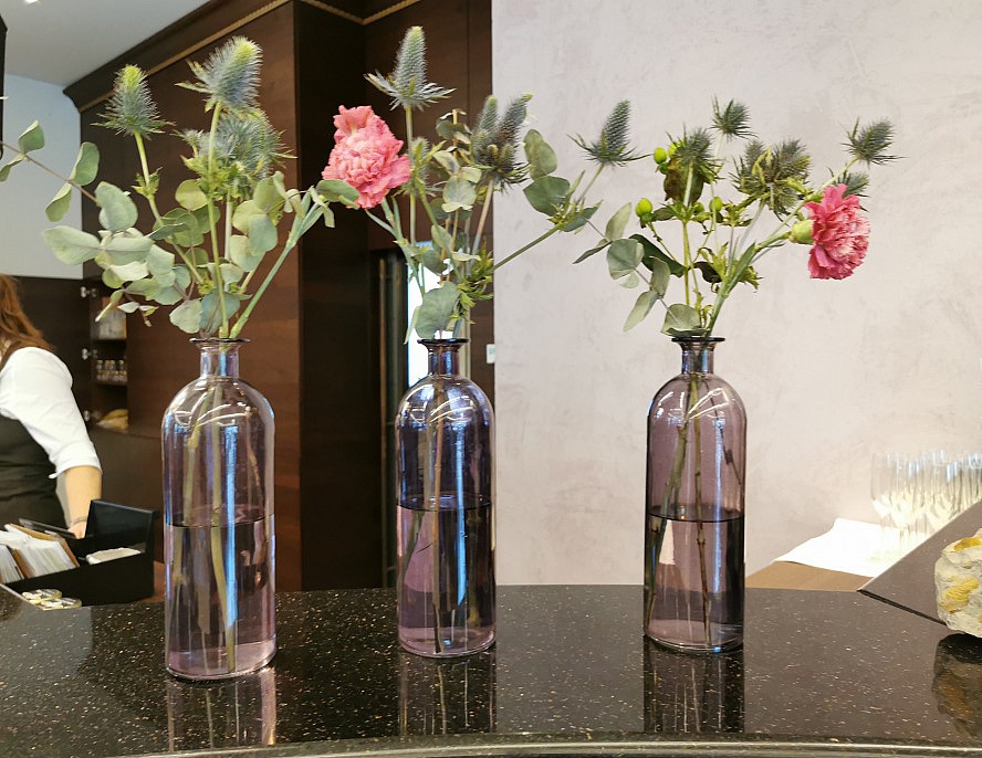 Hotel Holzapfel: geschmackvolle herbstliche Blumen-Dekorationen an der Rezeption