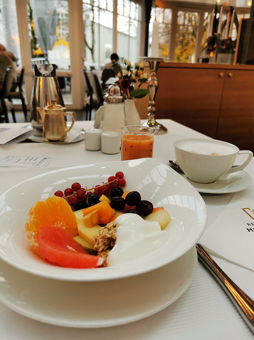 Hotel Holzapfel: gesunder Obstsalat, perfekter Cappuccino und ein exquisiter Smoothie für den optimalen Start in den Tag