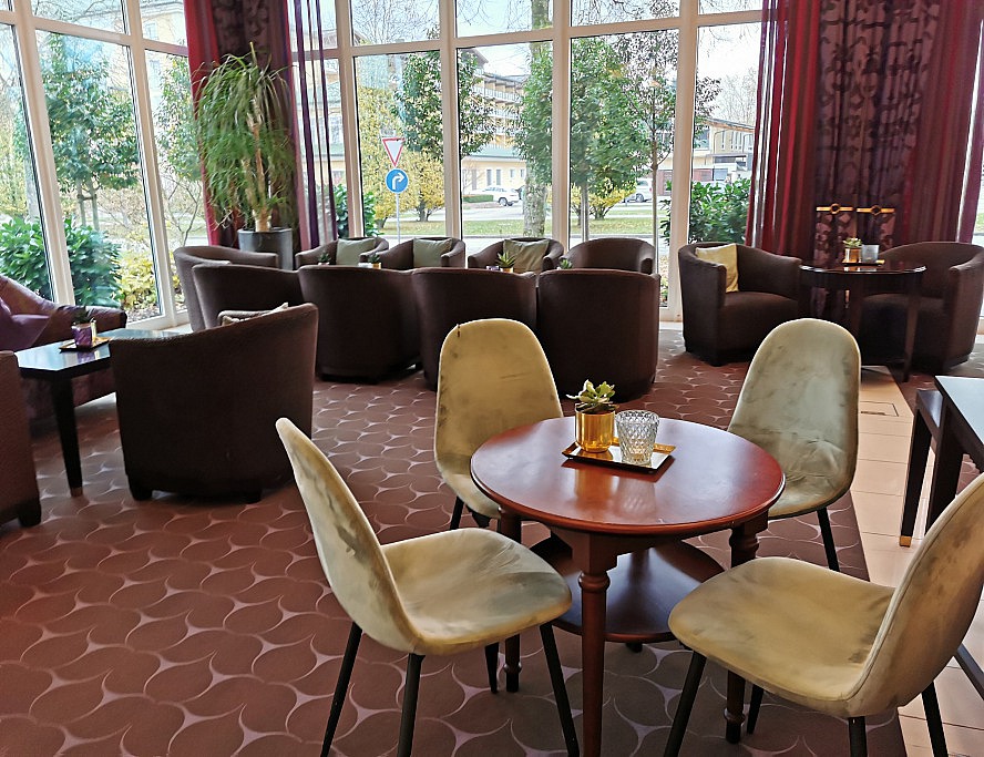 Hotel Holzapfel: Im Eingangsbereich laden gemütliche Sitzgelegenheiten zum Verweilen ein