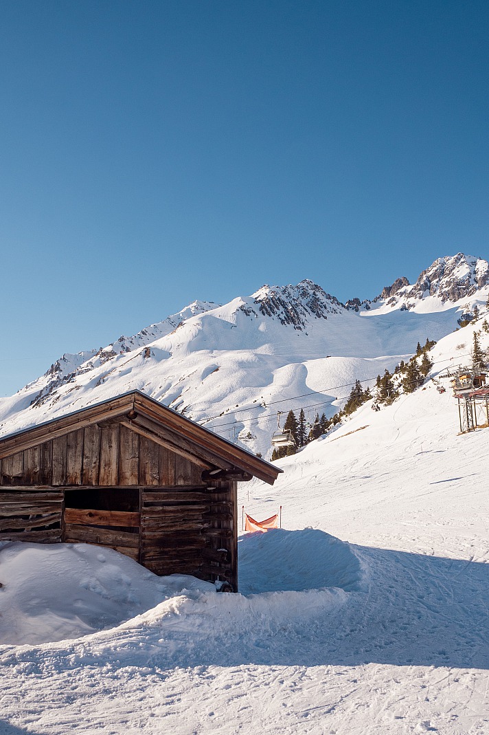 Umgeben von den majestätischen Alpen präsentiert sich St. Anton als herausragendes Skigebiet in Österreich