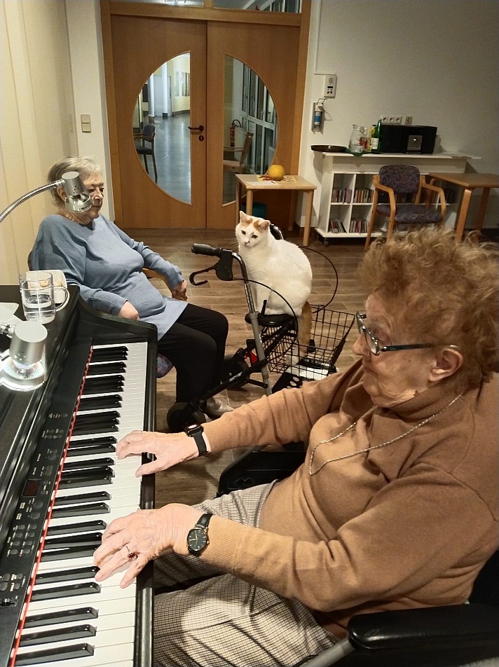 Frau Platzer ist für mich ein Phänomen. Sie ist hochintelligent und gebildet, 94 Jahre alt und spielt immer noch Klavier
