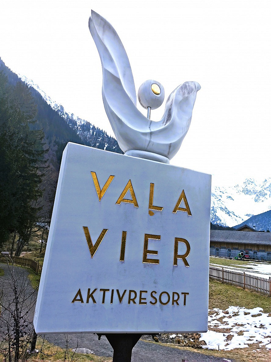 Sanft umrahmt vom Fluss Alvier, der frisch und klar durch die alpine Landschaft fließt, liegt das Valavier Aktivresort gleich neben dem Tschengla-Hochplateau
