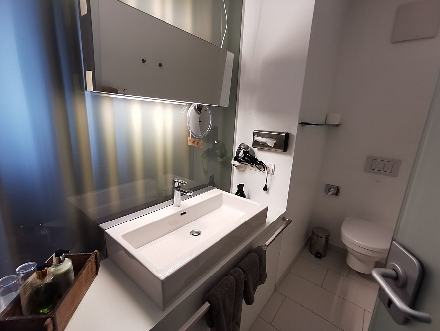 Valavier Aktivresort: Bad/WC-Kombination - die Dusche befindet sich freistehend im Raum