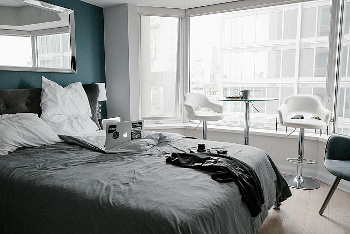 Schlafzimmerzauber: Komfort und Funktionalität auf kleinem Raum