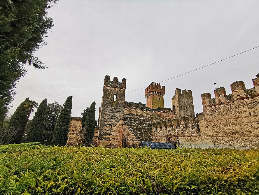 Hotel Lago di Garda Malcesine: betrachtet man die sechs Türme der Scaliger-Burg und die zinngekrönten Stadtmauern, kann man deutlich den mittelalterlichen Ursprung von Lazise erkennen