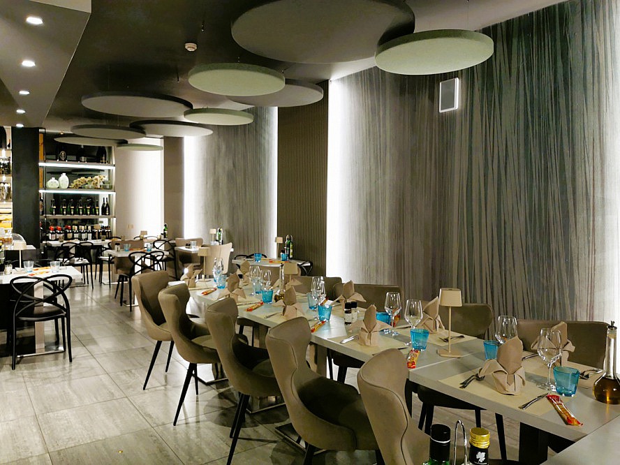 Hotel Lago di Garda Malcesine: das modern gestaltete Restaurant bekommt durch ein seine hervorragenden Pizzen dem überaus herzlichen Service und seine typisch italienischen Gäste von uns das Prädikat besonders wertvoll!