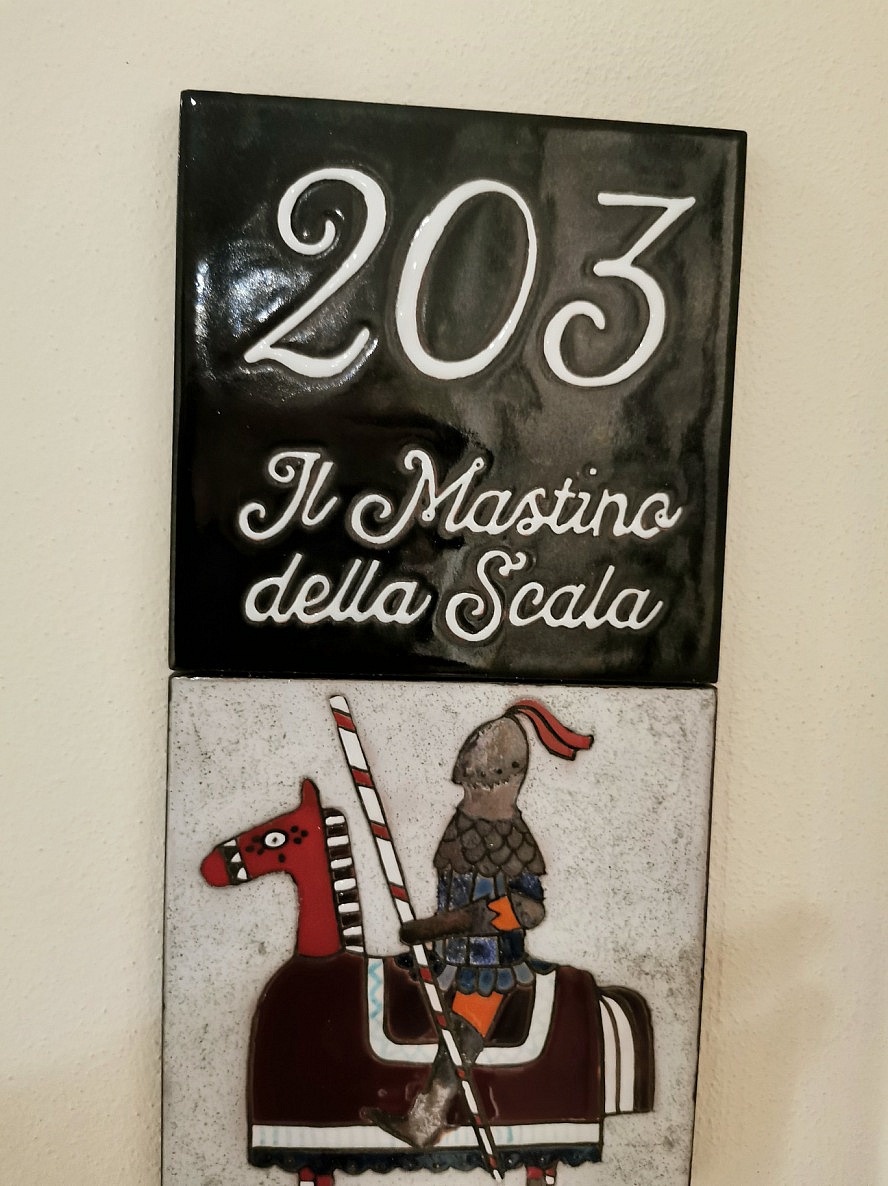 Hotel Lago di Garda Malcesine: Jedes Zimmer hat ein aufwendig und hübsch gestaltetes Keramikschild für die Zimmernummer