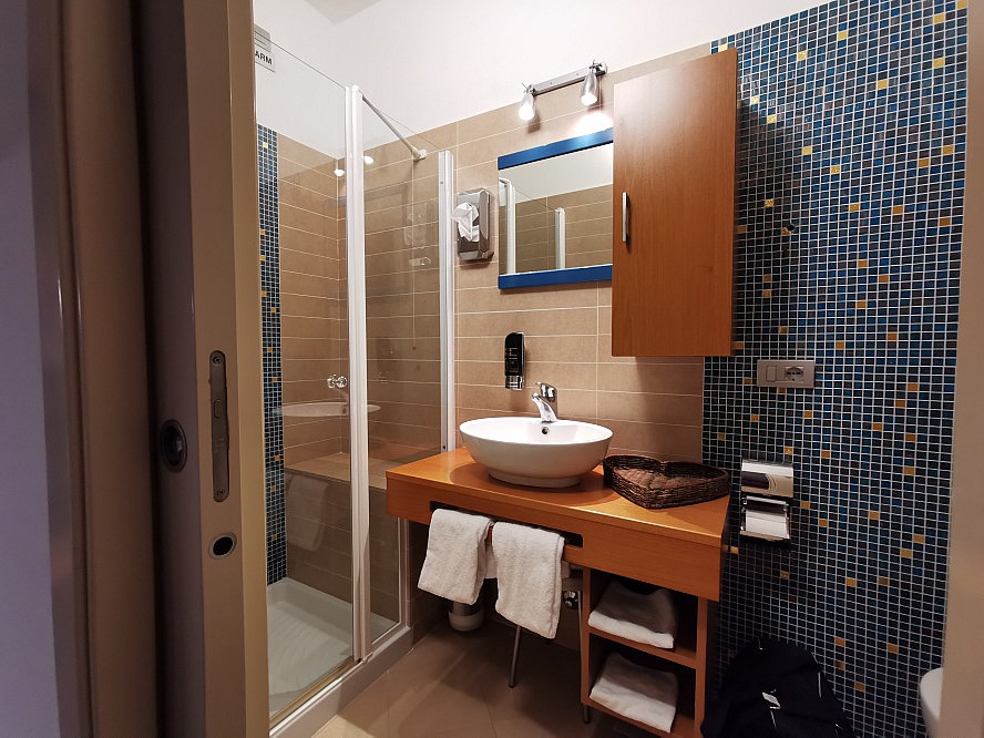 Hotel Lago di Garda Malcesine: sehr gepflegtes Badezimmer - mit Regendusche