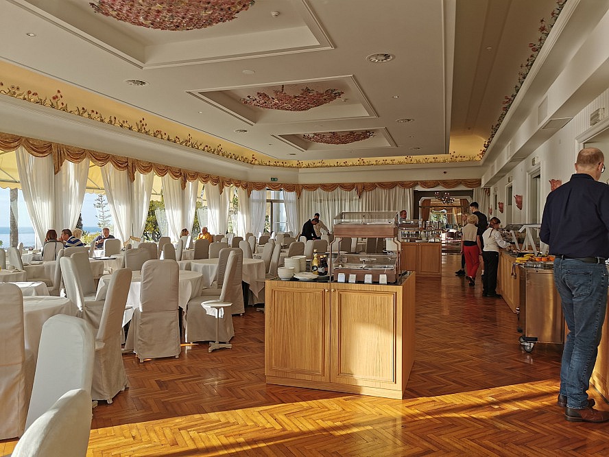 Royal Hotel Sanremo: Blick in den sonnendurchfluteten Frühstückssaal