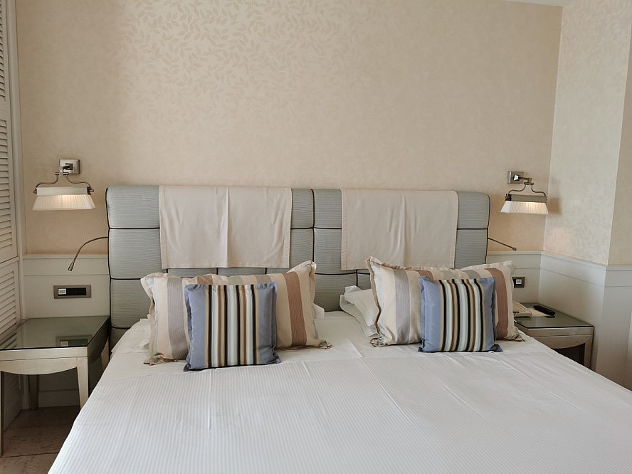 Royal Hotel Sanremo: Das Kingsize+ Bett ist wirklich schick und sehr geräumig