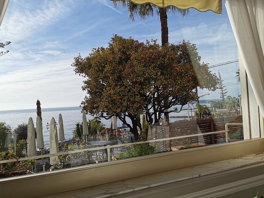 Royal Hotel Sanremo: der Blick aus den großen Glasfronten auf das Mittelmeer