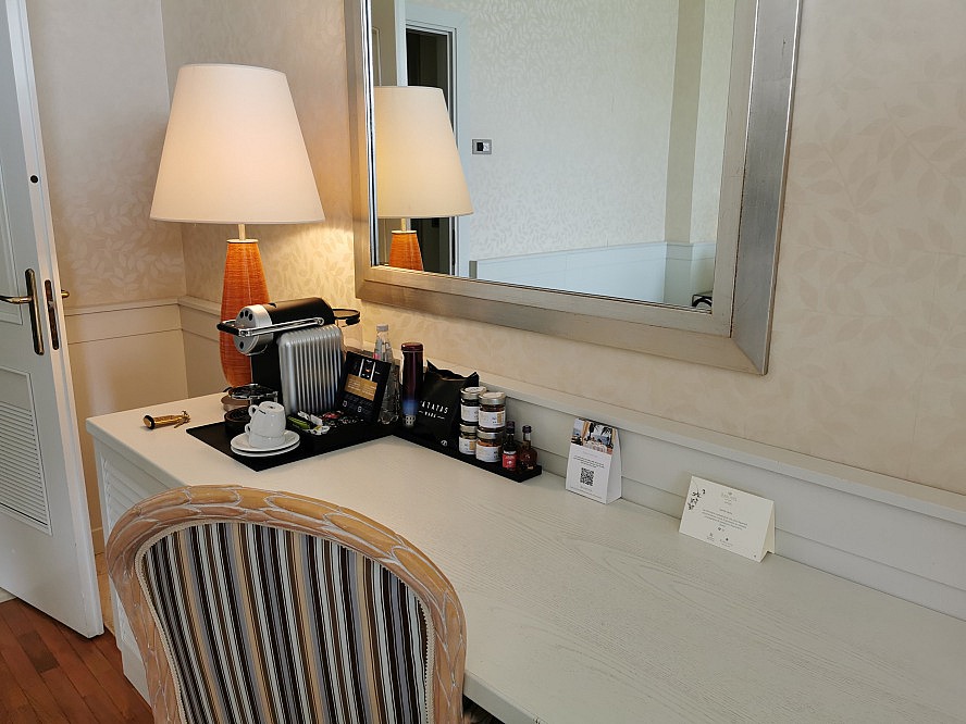 Royal Hotel Sanremo: die beiden Schreibtische sind für uns ideale Arbeitsplätze