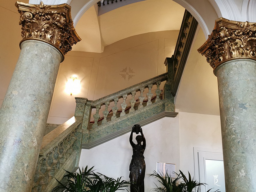 Royal Hotel Sanremo: Treppenaufgang mit Säulen